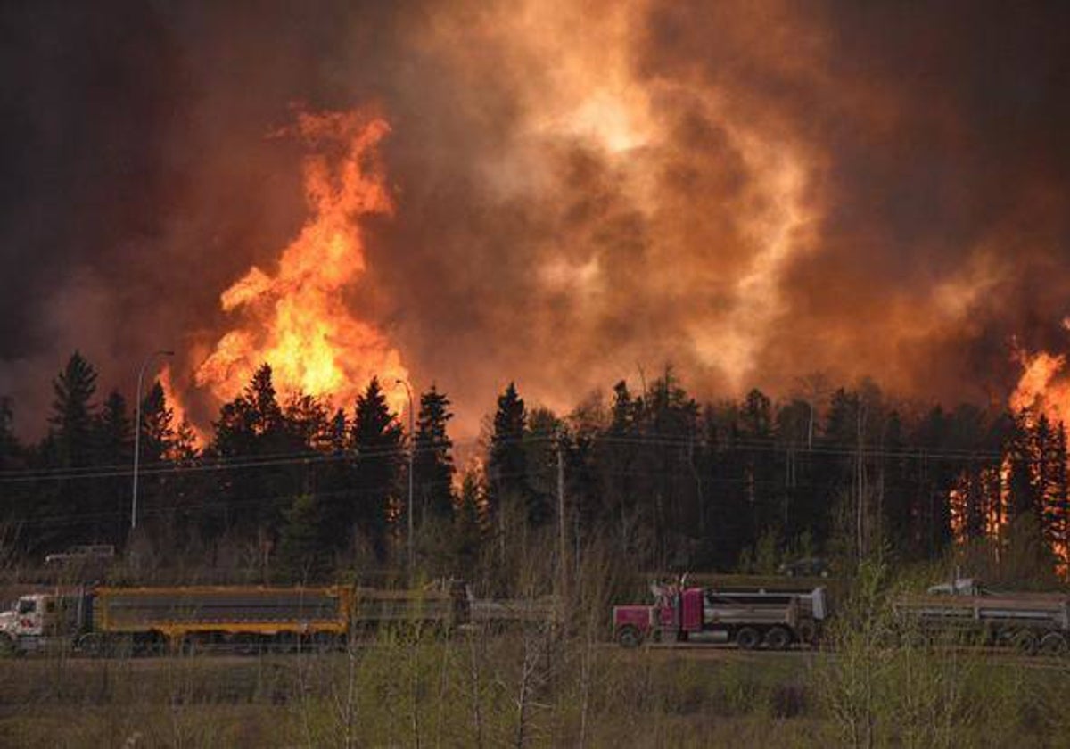 Un gigantesco fuego en un bosque canadiense de la Columbia Británica.