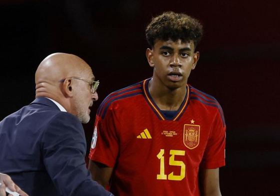 Luis de la Fuente y Lamine Yamal, durante el partido entre España y Chipre.