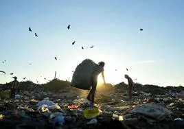 Muchachos recogen material reciclable en un vertedero de basuras de Managua (Nicaragua).