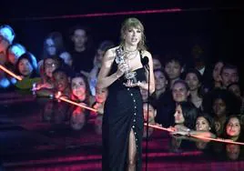 Taylor Swift arrasa en los Video Music Awards de MTV con nueve trofeos