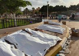 Los cadáveres se amontonan en las plazas públicas de Derna, esperando ser trasladados a las morgues de los municipios vecinos