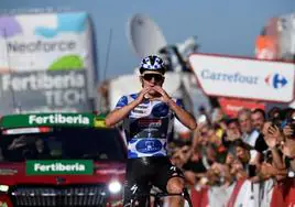Remco Evenepoel celebra su victoria en la 18ª etapa de la Vuelta a España.