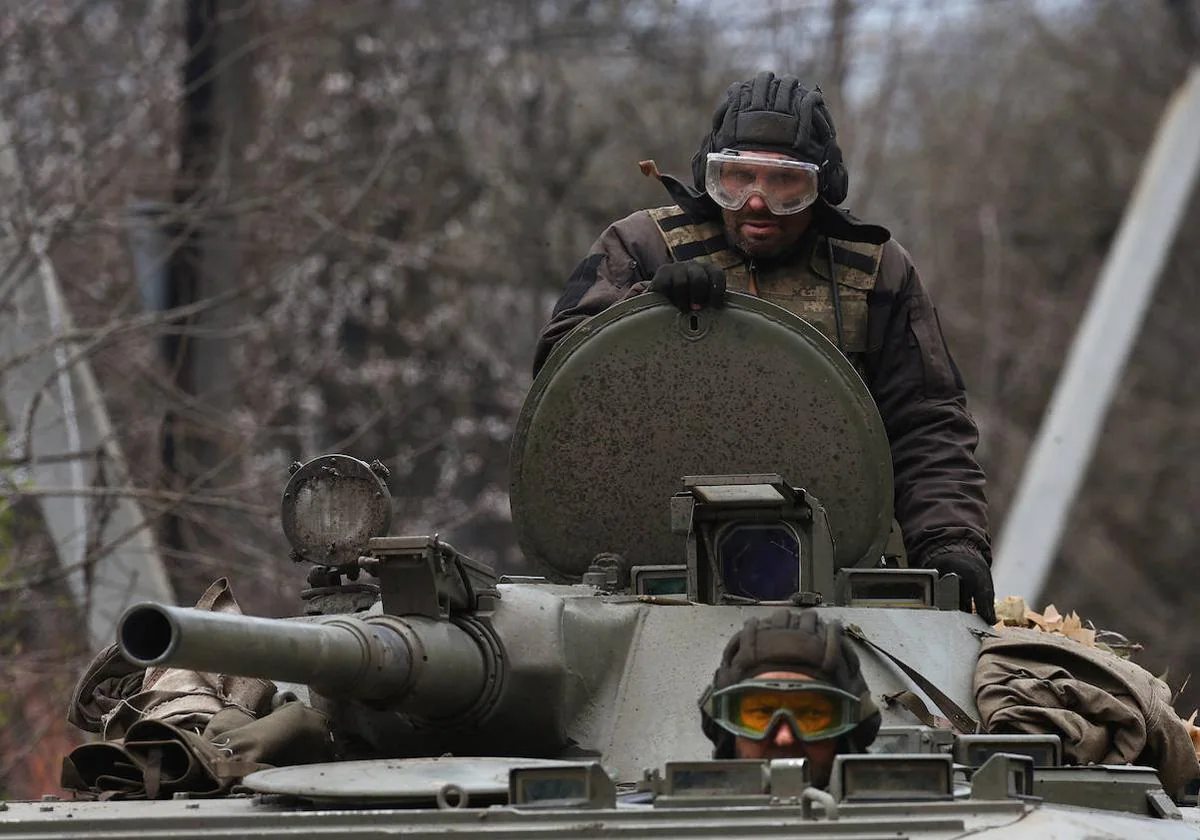 Militares ucranianos conducen un tanque hacia el frente sureste de la guerra con Rusia