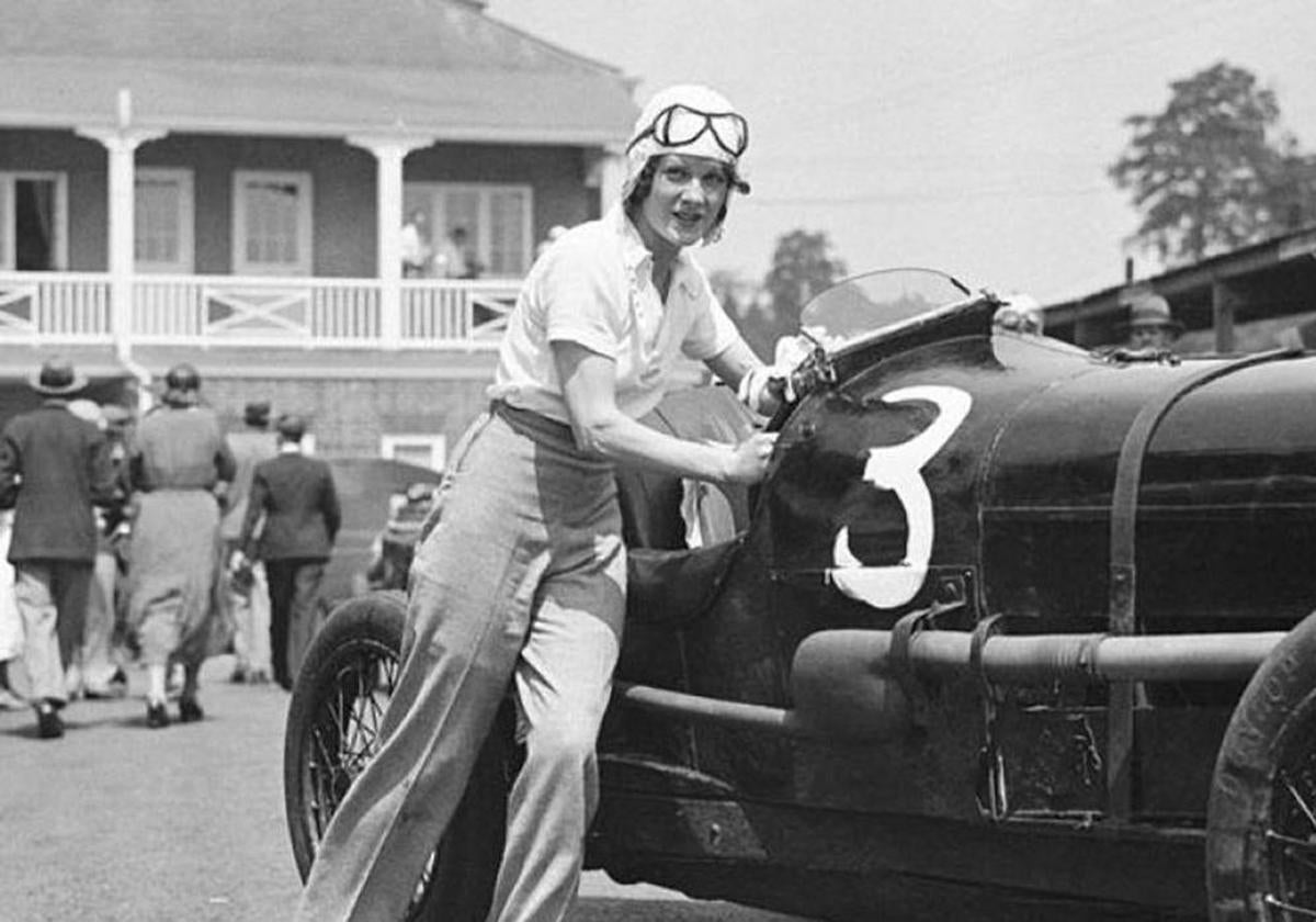 Dorothy Elizabeth Levitt, con uno de los bólidos que conducía en las carreras.