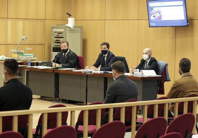 Sergi Enrich (c), Antonio Luna (d) y Eddy Silvestre (i), durante el juicio.