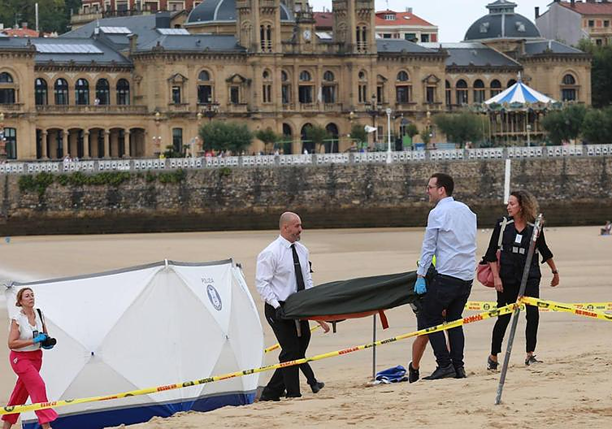 El cadáver ha sido encontrado a primera hora por los servicios de limpieza de la playa.
