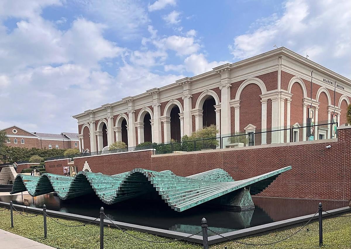 Imagen secundaria 1 - EL cuadro 'El bote blanco'; la fachada del museo Meadows de Dallas; El cuadro 'Elenita vestida de Menina' 