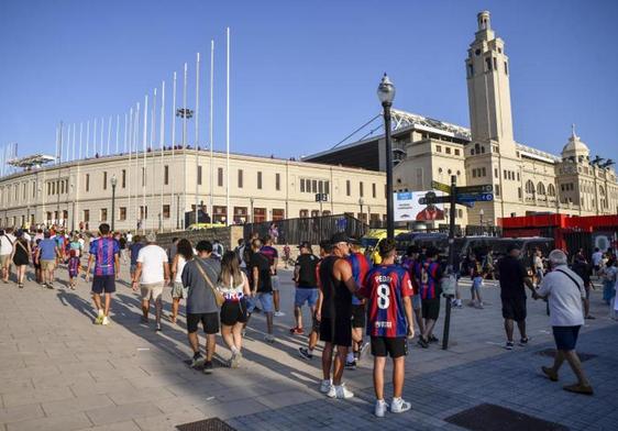 Aficionados del Barça en los aledaños de Montjuic.