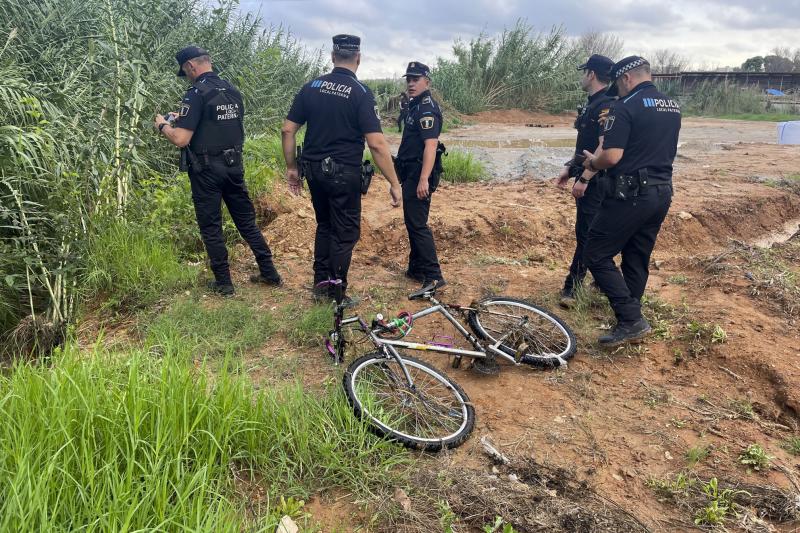 La borrasca causa un centenar de incidencias y buscan a un ciclista arrastrado por el agua