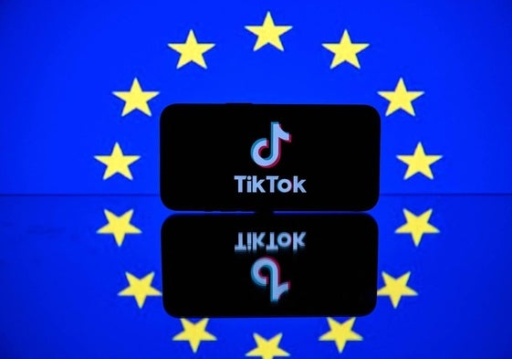 Pantalla con el logotipo de Tiktok y la bandera europea.