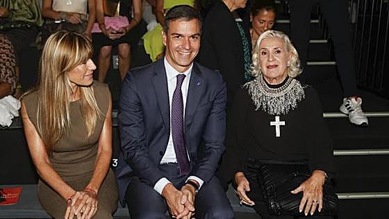 Pedro Sánchez, Norma Duval e Isa Pantoja comparten banco en la Semana de la Moda
