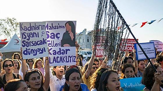 El despliegue masivo de fuerzas iraníes silencia las protestas por Mahsa Amini