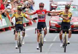 Sepp Kuss, entre Jonas Vingegaard y Primoz Roglic al entrar en la meta en la 20ª etapa de la Vuelta.