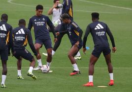 Bellingham y Rodrygo, en el centro de un rondo durante el entrenamiento del Real Madrid de este sábado.