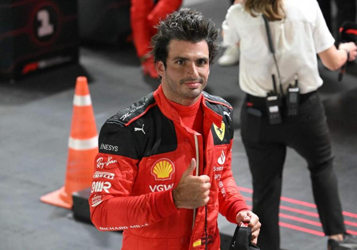 Carlos Sainz, tras obtener la pole en el circuito de Marina Bay en Singapur.