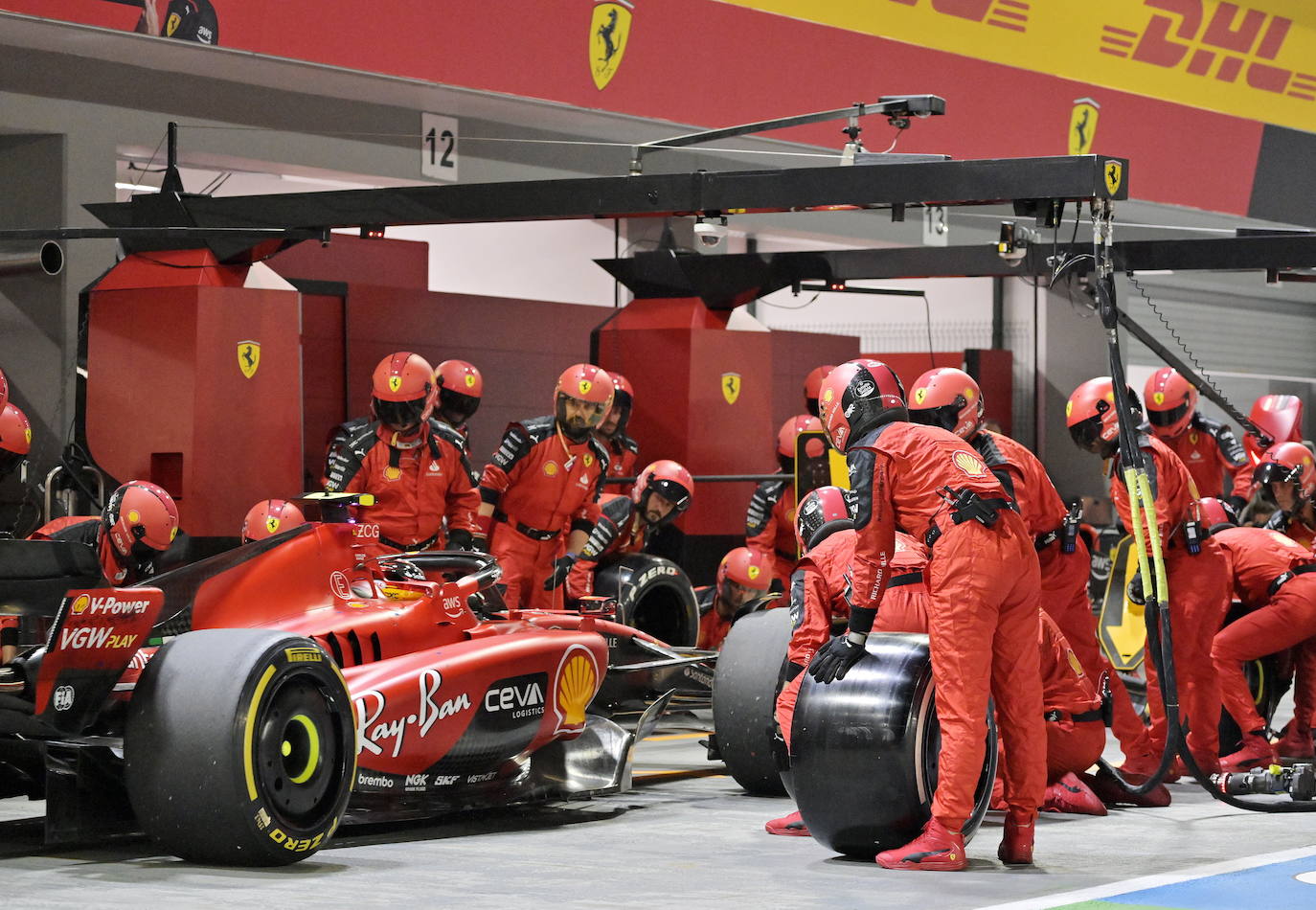 Mientras, a una distancia prudencial, George Russell esperaba acontecimientos para la eventual pifia estratégica de Ferrari con uno o con los dos pilotos.