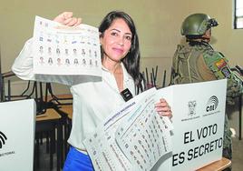 La candidata correísta a la Presidencia de Ecuador, Luisa González, al acudir a votar en primera vuelta.