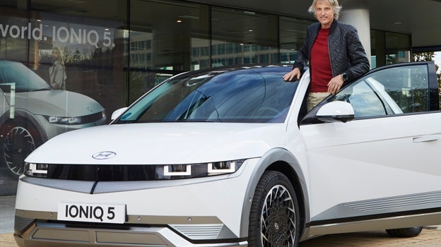 Jesús Calleja con su Ioniq 5