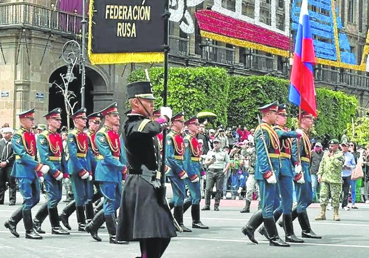 Soldados rusos en el desfile de la independencia de México.