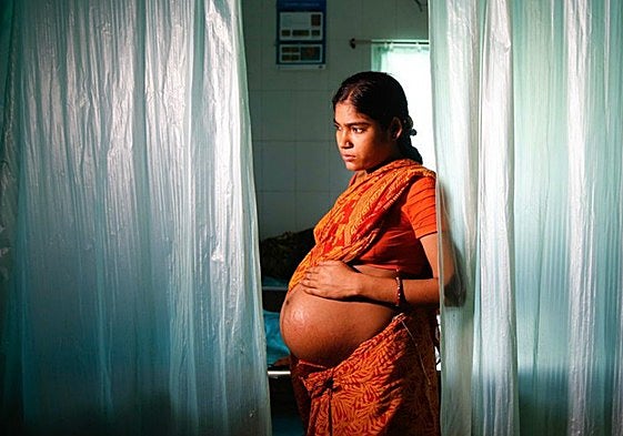 Una futura madre se prepara para dar a luz en Calcuta (India).
