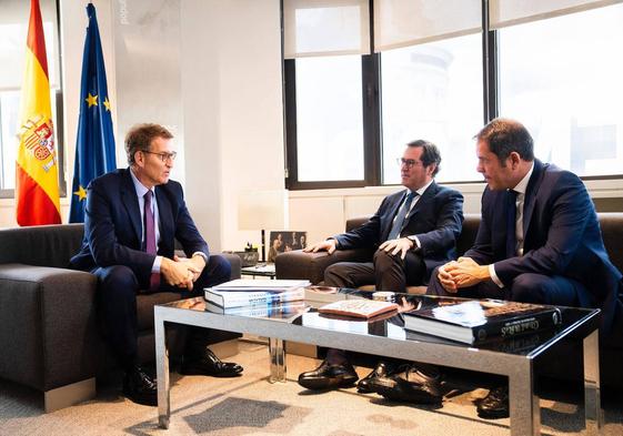 Alberto Núñez Feijóo, junto a Antonio Garamendi en una reunión en la sede del PP.