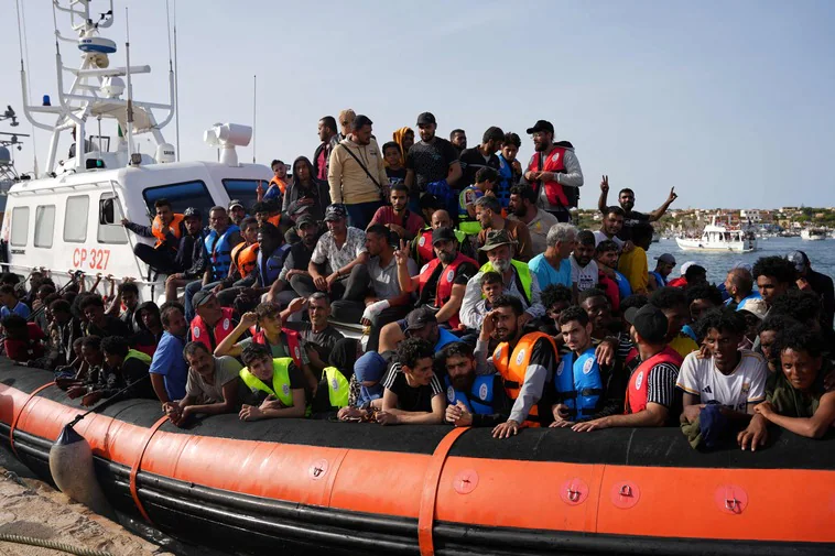Una embarcación llena de migrantes llega a la isla italiana de Lampedusa