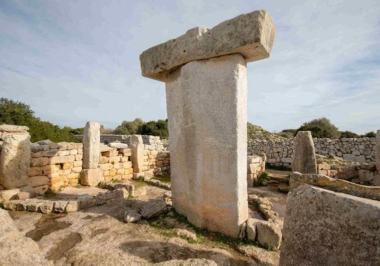 Una taula, construcción megalítica típica de la isla de Menorca.