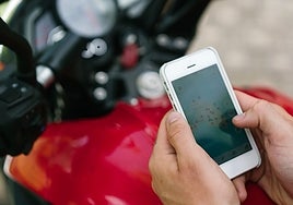 Teléfono móvil en la moto