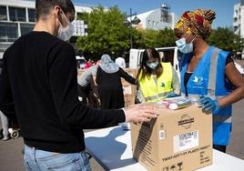 Voluntarios del Secours Populaire distribuyen comida y productos de primera necesidad en París