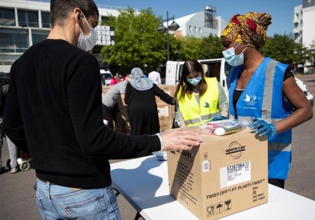 Voluntarios del Secours Populaire distribuyen comida y productos de primera necesidad en París