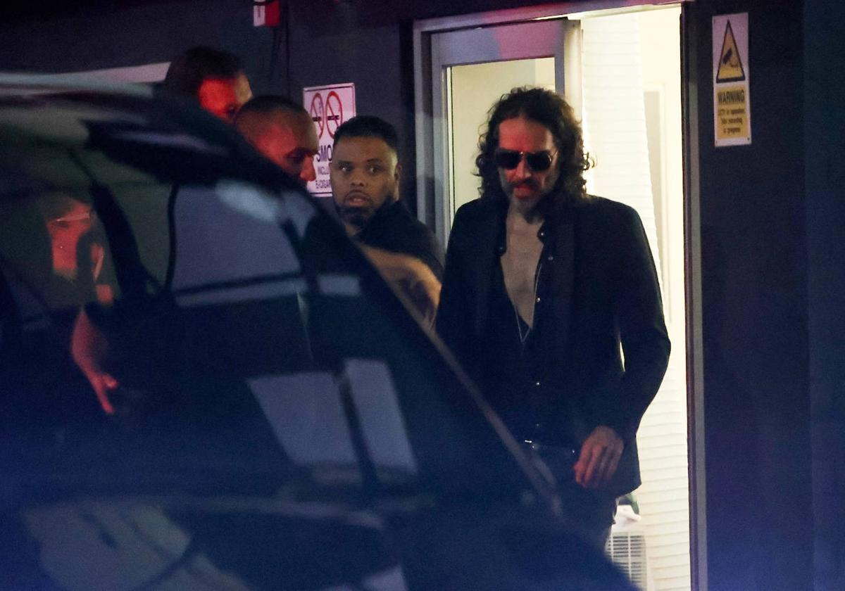 Russell Brand camina fuera del Wembley Park Theatre, en el noroeste de Londres