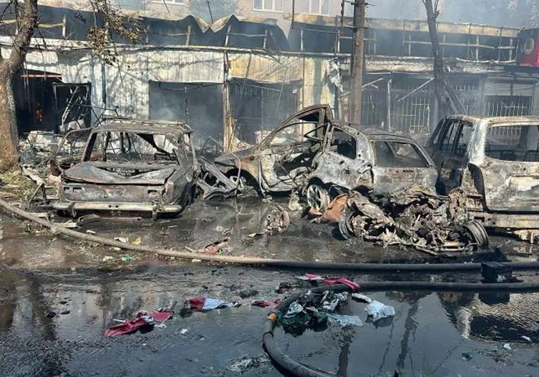 Coches quemados en el lugar de la tragedia de Kostiantynivka