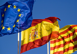 Las banderas europea, española y catalana.