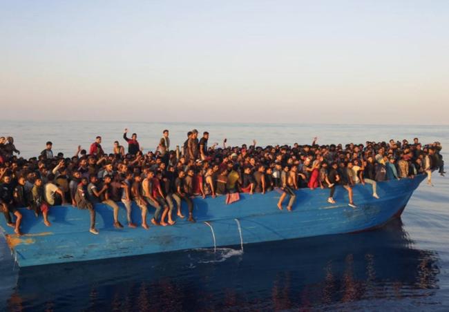Imigrantes frente a las costas de Lampedusa.