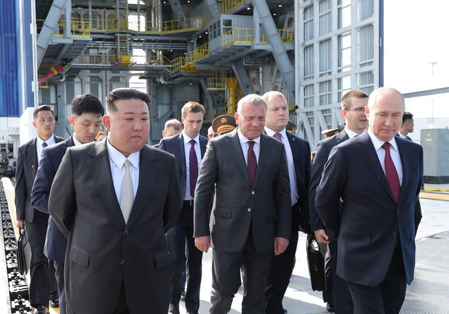 Kim Jong-un y Vladímir Putin visitan una estación de lanzamiento de cohetes.