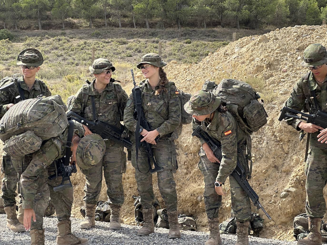 Leonor de Borbón relajada y sonriente en compañía de los otros jóvenes cadetes.