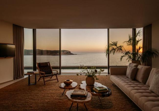 Una de las lujosas habitaciones del establecimiento Six Senses en Ibiza, con con la vista del mar Mediterráneo al fondo.