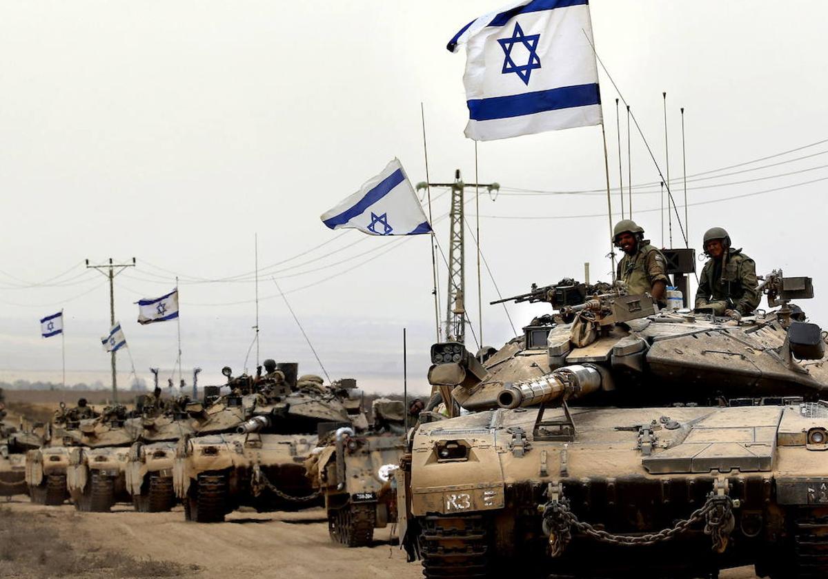 Una fila de tanques Merkava, el modelo robado de una base militar israelí, avanzan por el frente de Gaza.