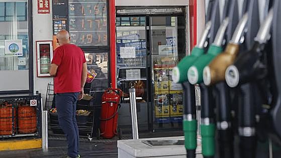 Los combustibles acumulan una subida del 16% en dos meses, con el petróleo al alza