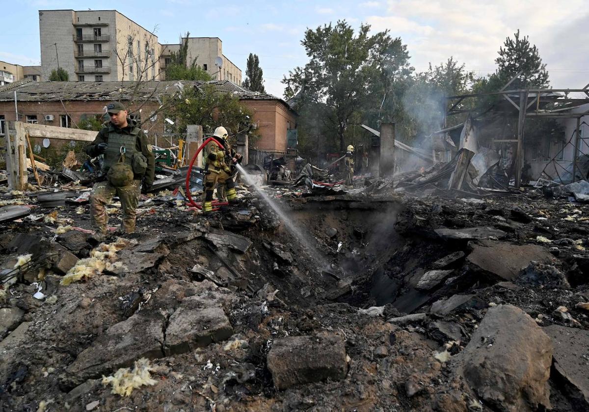 Bomberos intervienen en un área de Kiev afectada por el ataque masivo con misiles en la madrugada del jueves.