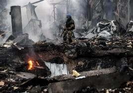 Una zona residencial de Kiev afectada este jueves por un ataque.