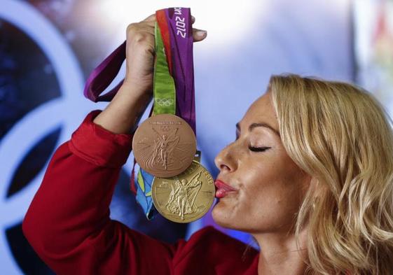 Lydia Valentín, leyenda del deporte español, con algunas de sus medallas