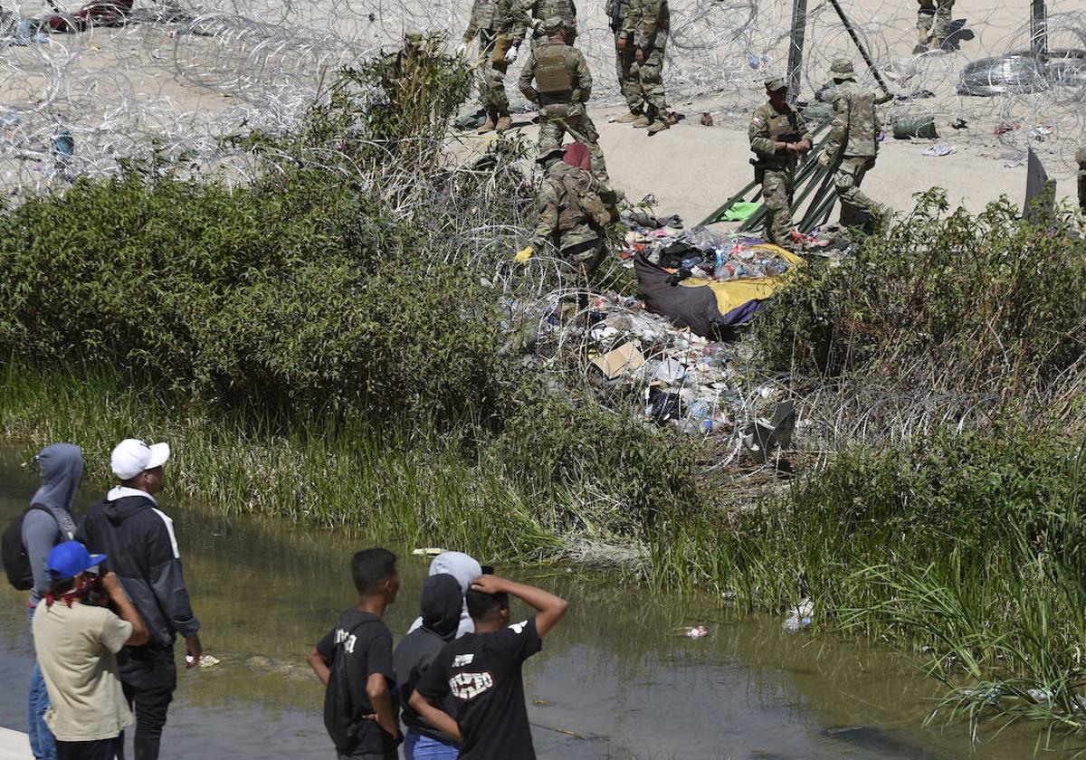 Los guardias de frontera de EE UU diisuelven las tiendas de campaña de varios migrantes