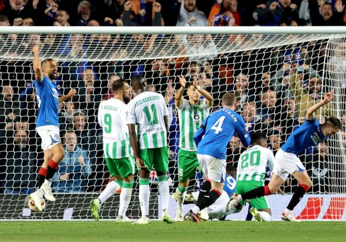 Los jugadores del Rangers celebran su gol al Betis.