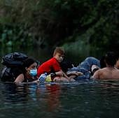 Una familia cruza el río Bravo hacia Estados Unidos