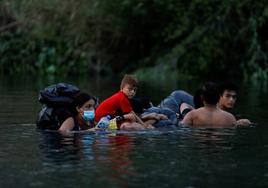 Una familia cruza el río Bravo hacia Estados Unidos