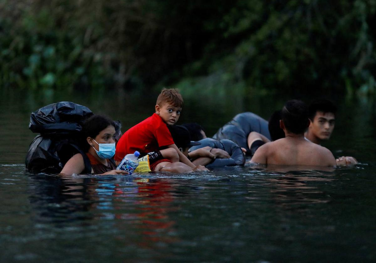 Una familia cruza el río Bravo hacia Estados Unidos