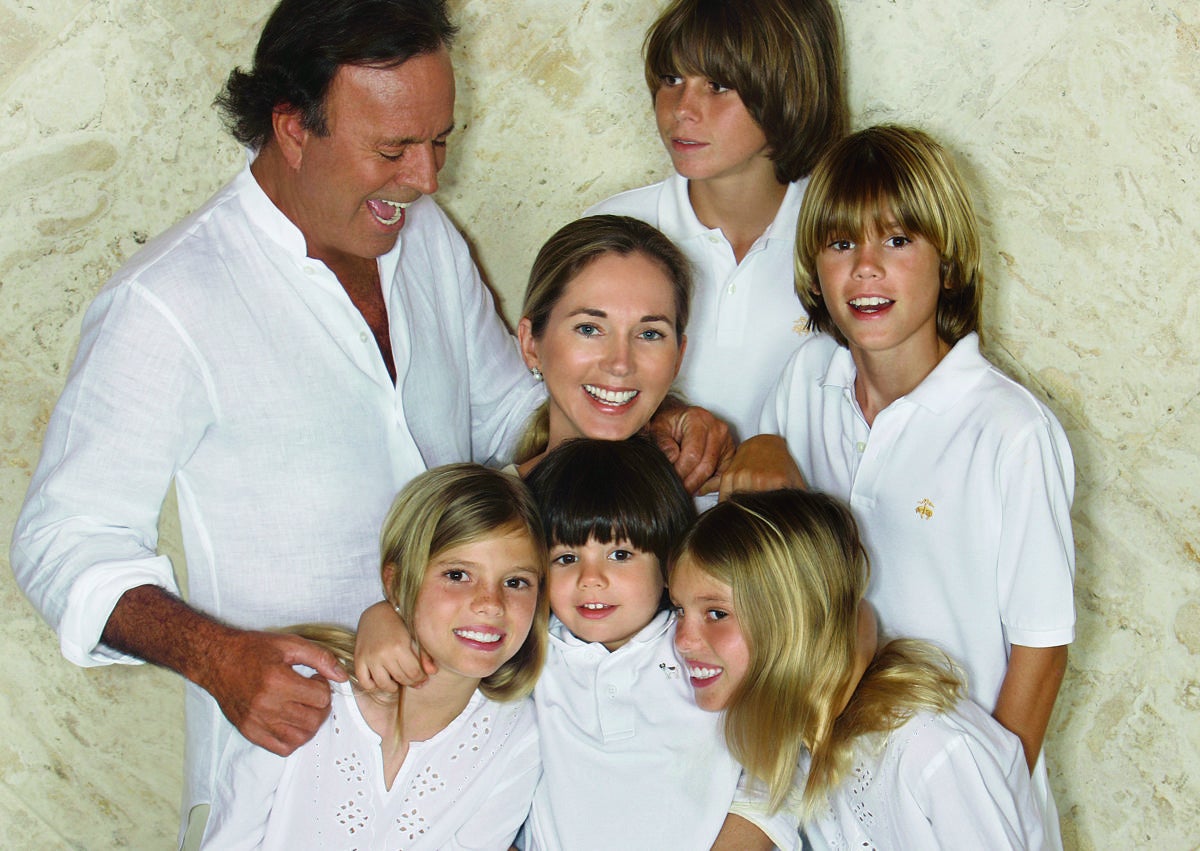 Imagen secundaria 1 - Arriba, con Isabel Preysler, Chabeli y Julio José (Enrique no había nacido); a la izquierda Julio Iglesias con miranda Rynsburger y sus cinco hijos. A la derecha, Julio Iglesias posa con sus hijos Julio Jr. y Enrique.