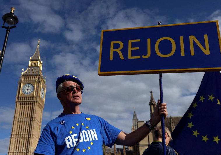 Miles de británicos piden volver a la UE tras el «gran error» de votar por el Brexit