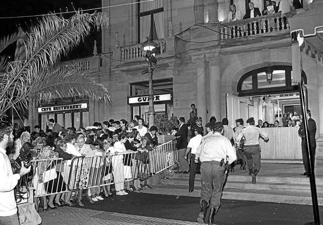 Incidentes entre un grupo de manifestantes que protestaban por la muerte del etarra Miguel Castresana y cuerpos de seguridad, en las inmediaciones de la entrada del Teatro Victoria Eugenia, antes del inicio de la clausura del XXXVI Festival Internacional de Cine de San Sebastián, en 1988.